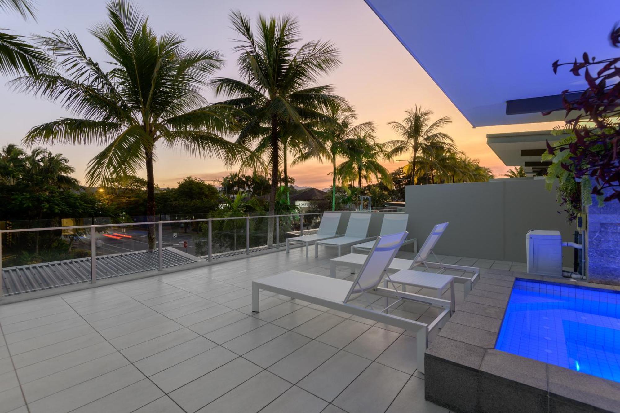 Coconut Grove Aparthotel Port Douglas Exterior photo