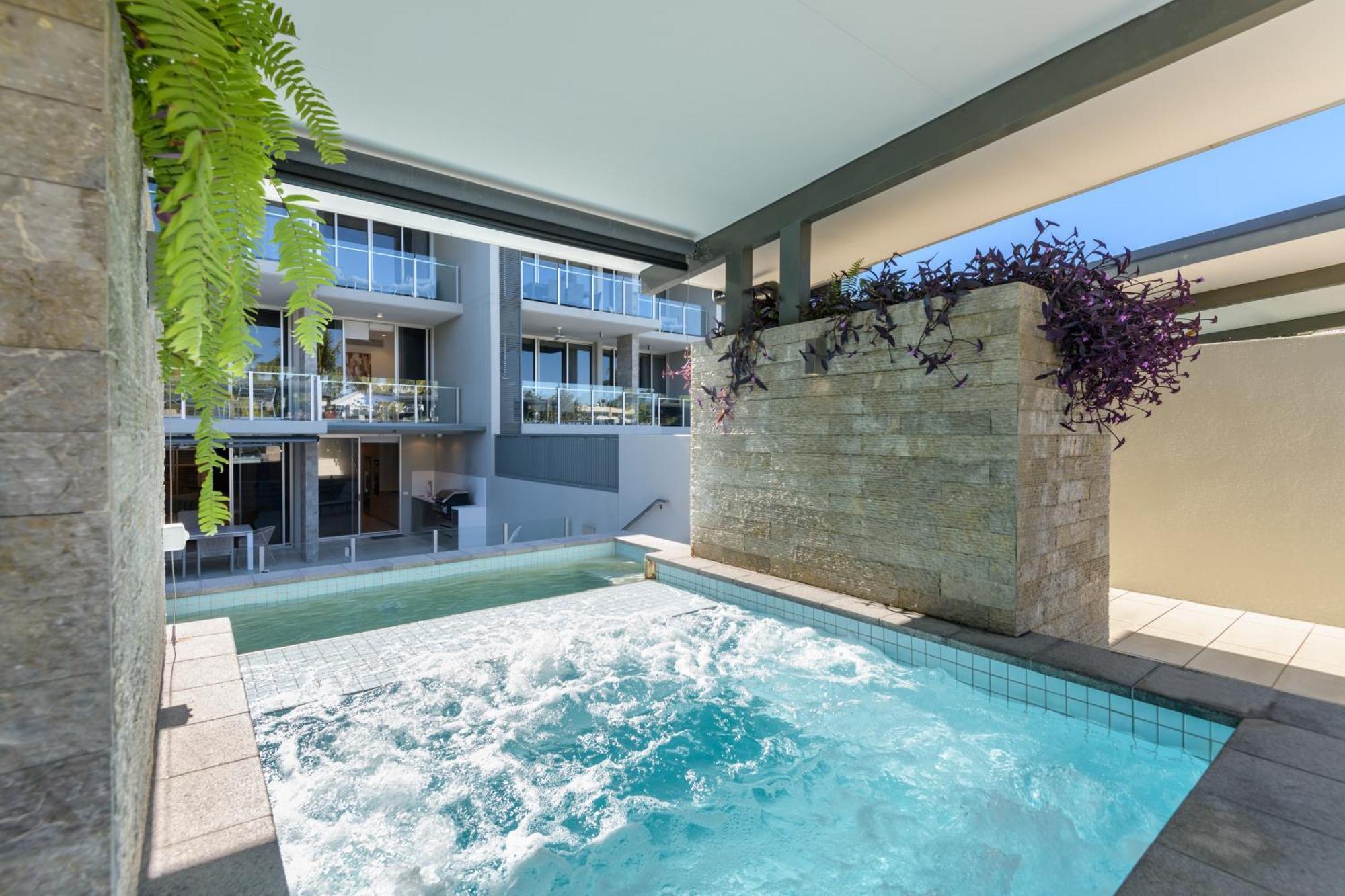 Coconut Grove Aparthotel Port Douglas Exterior photo