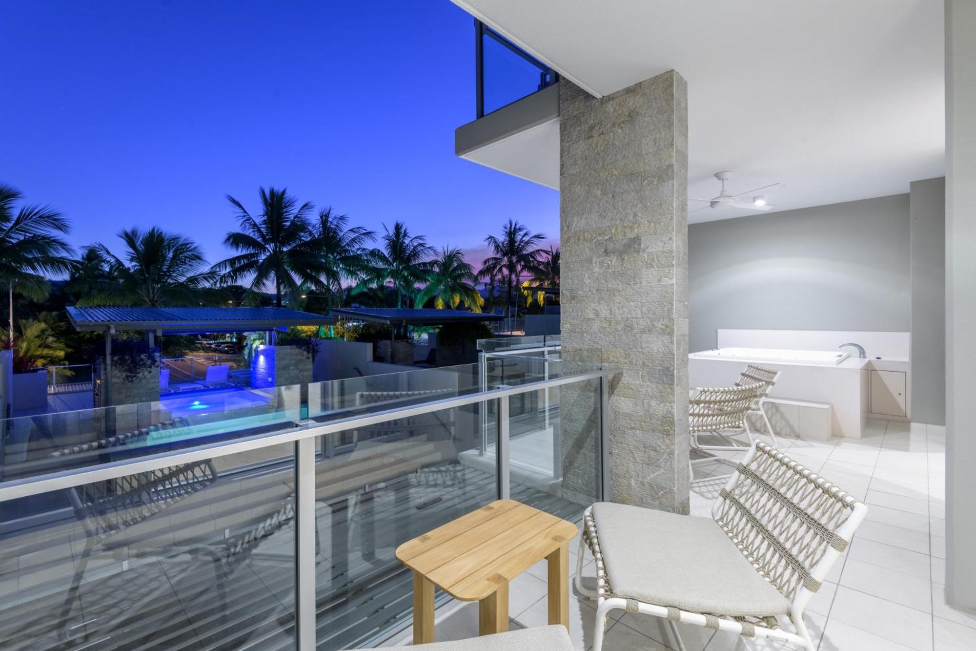 Coconut Grove Aparthotel Port Douglas Exterior photo